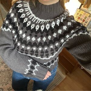 Cozy Knit Patterned Sweater - Gray and White